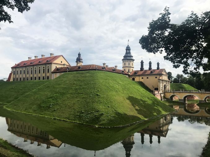 Dabartiniai Radvilų palikuonys prisidėjo prie svarbiausio giminės centro – Nesvyžiaus restauravimo