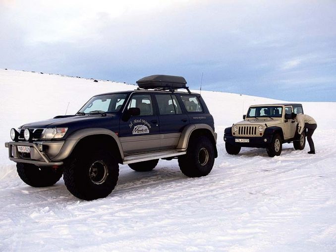 Superdžipas ir, palyginti su juo, nykštukinis mūsų išsinuomotas „Wrangler“