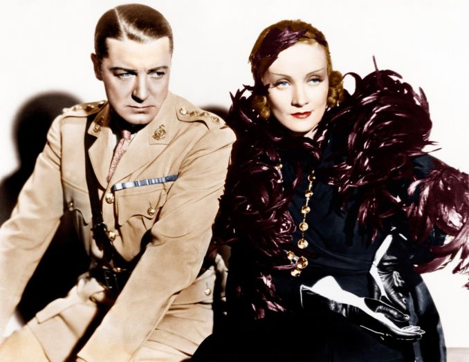 Marlene Dietrich su Clive Brook filme „Šanchajaus ekspresas“, 1932 m.