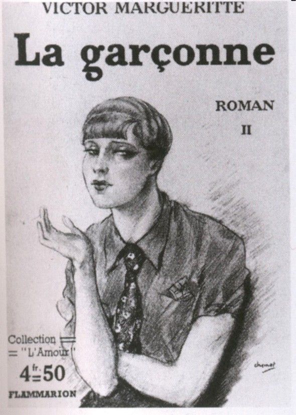 Stiliaus pavadinimas „la garçonne“ siejamas su 1922-aisiais pasirodžiusia Victoro Margueritte novele „La Garçonne“ („Berniūkštis“)