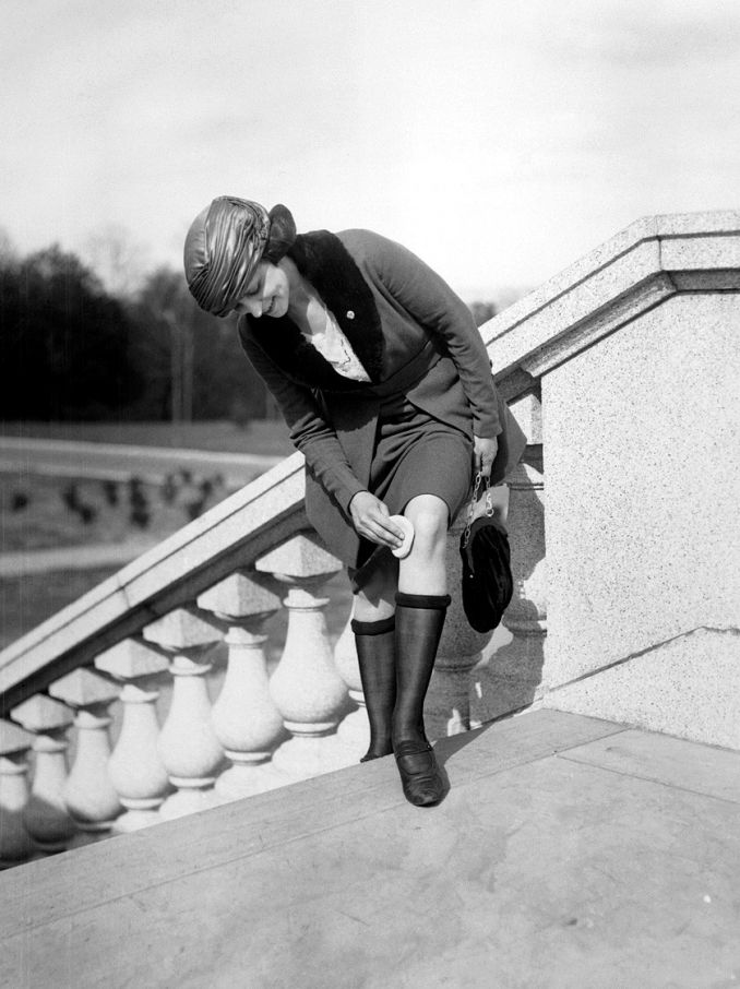 Trečiojo dešimtmečio ponios buvo aktyvios ir sportiškos, tad patirdavo ir traumų, o nedidelius įdrėskimus tekdavo maskuoti pudra. 1921-ieji, JAV