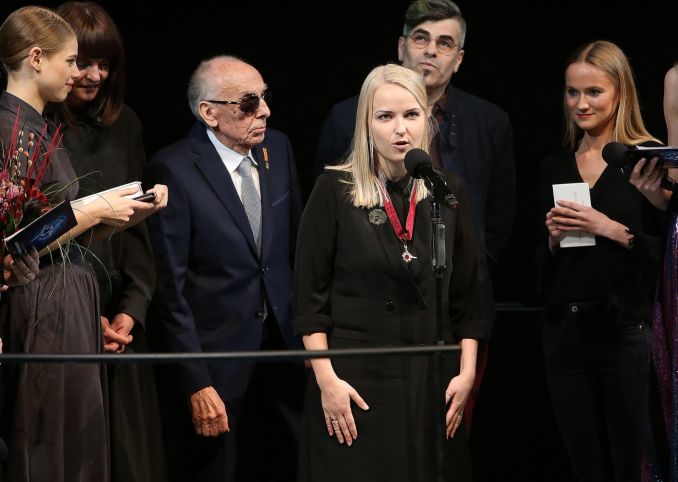 Teatro vaikams ir jaunimui nominantų grupėje nugalėjo instaliacijų spektaklio šeimai „Apie baimes“ (Valstybinis jaunimo teatras) kūrybinė grupė.
