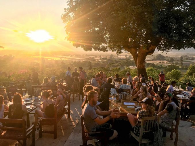 Vynuogių ūkis „Red Mountain Winery“ šalia Inlės ežero. Nepraleiskite progos palydėti saulės degustuojant vyną