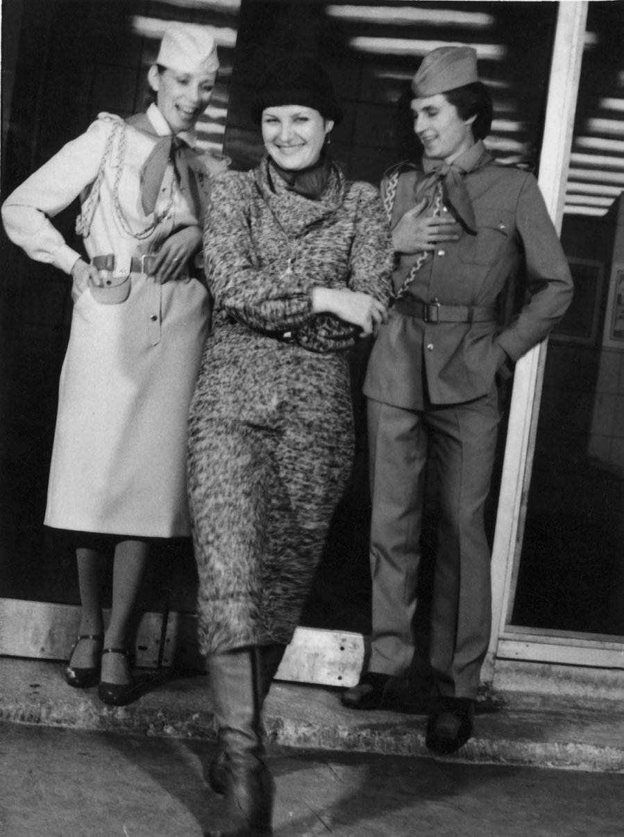 1980-ieji. Maskvoje vykusioje sąjunginėje modelių parodoje Dalia Jurginienė (viduryje) laimėjo drabužių modelių pionieriams konkursą