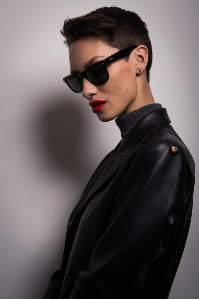 Monikos Račiūnaitės fotosesija. Švarkelis – „A&V“ (Aleksandras Pogrebnojus ir Vida Simanavičiūtė), akiniai nuo saulės – „Ray Ban“.