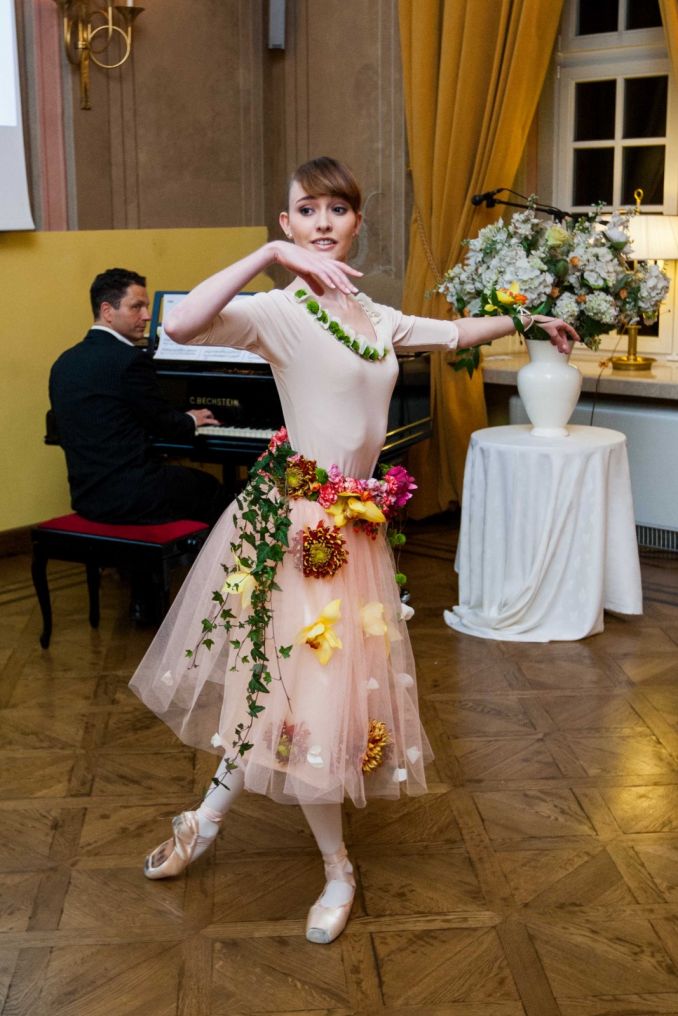 Balerina Oriana Jimenez demonstravo specialiai kvepalų pristymui kurtą suknelę