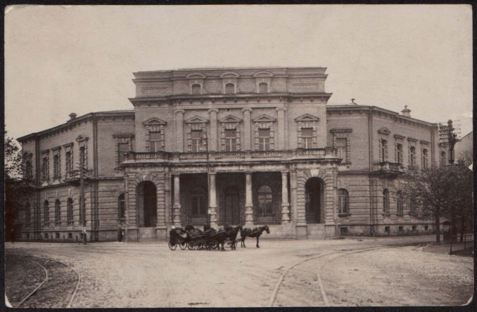 Vilniuje analogų neturinčius rūmus Neries krantinėje 1884-1888 m. Tiškevičiai statė vedami siekio gyventi ne prasčiau nei Vienoje ar Paryžiuje