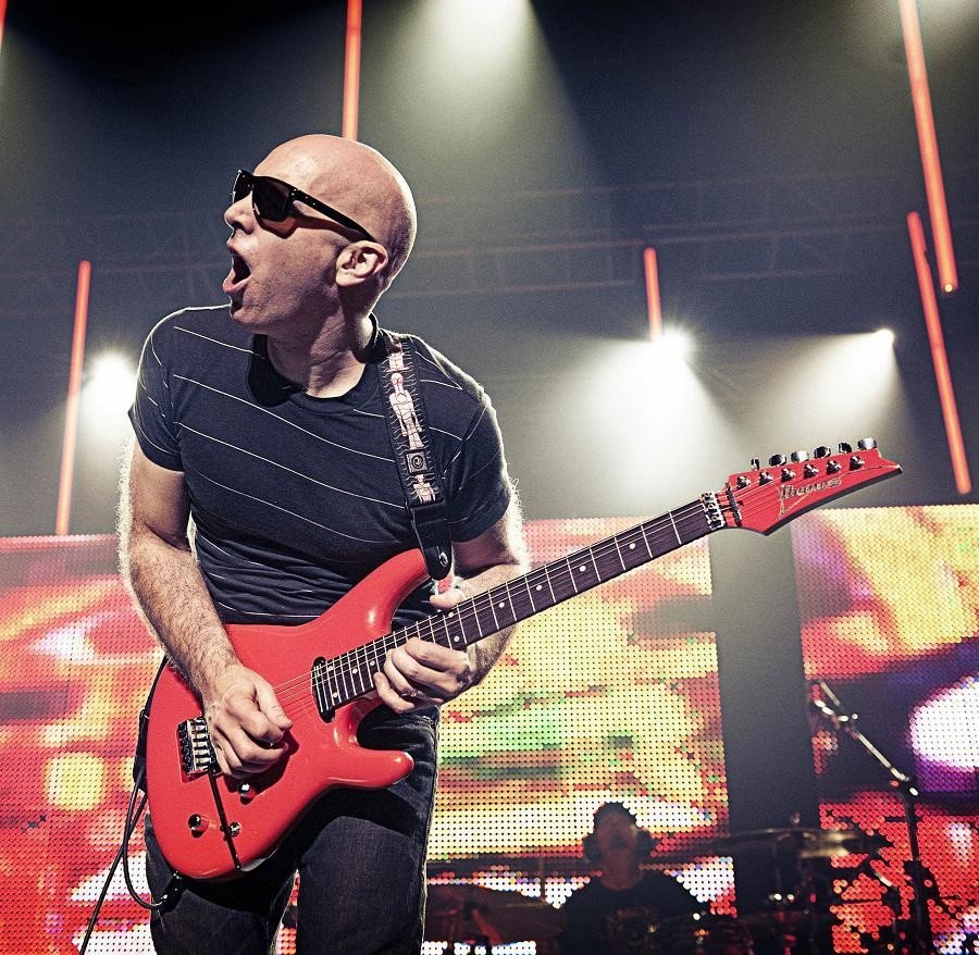 Joe Satriani: „Kaskart rašydamas kažką naujo, aš jaučiuosi lyg kankinys. Kodėl? Nes į kūrybą sudedu savo gyvenimo įvykius, tad tiek ruošdamas naują kompoziciją, tiek vėliau ją atlikdamas, aš iš naujo visa tai išgyvenu.
