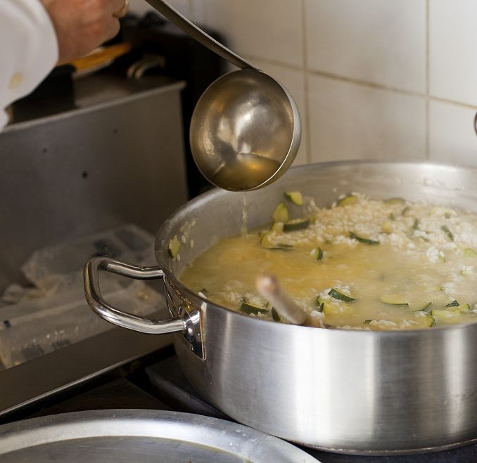 Daržovių nuoviro pilkite po samtelį. Kai ryžiai jį sugers, tada vėl įpilkite