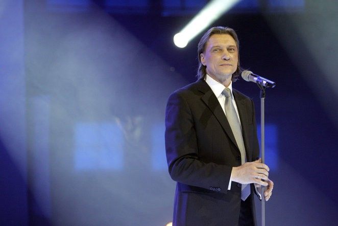Č.Gabaliui patikėta atlikti kanadiečių dainininko B.Adamso kūrinius