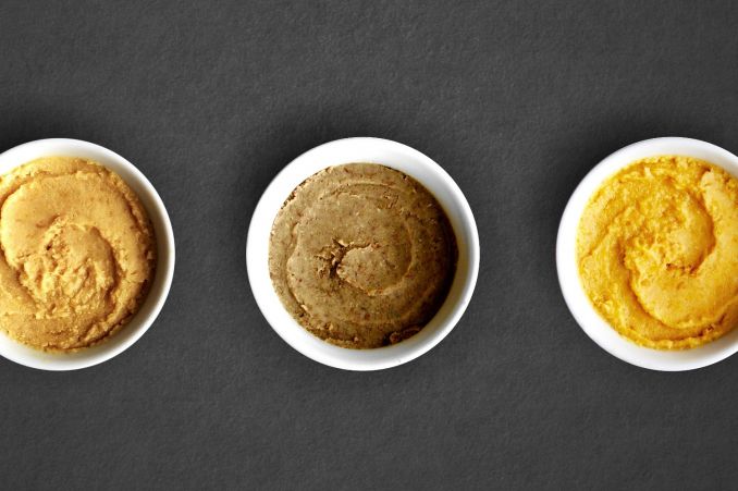 Veganų ypač mėgiamas humusas – iš avinžirnių gaminama užtepėlė su įvairiais priedais.