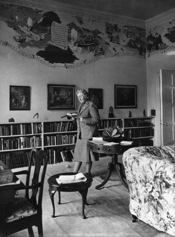 Agatha Christie savo bibliotekoje, 1946 m.