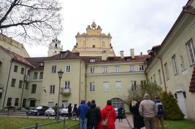 Prie angelų persuktais sparnais