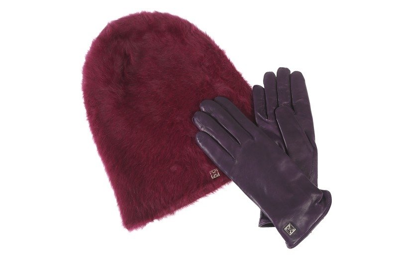 Kepurė 189 Lt (54,90 EUR), pirštinės 379 Lt (109 EUR),