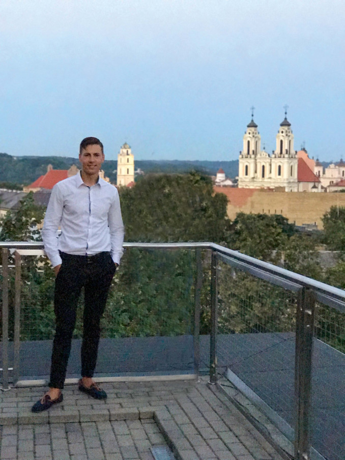 Pirmojo Lietuvoje co-living būsto įkūrėjas Laurynas Almanis labai džiaugiasi erdvia terasa. Vakarėlių metu joje telpa iki 70 žmonių