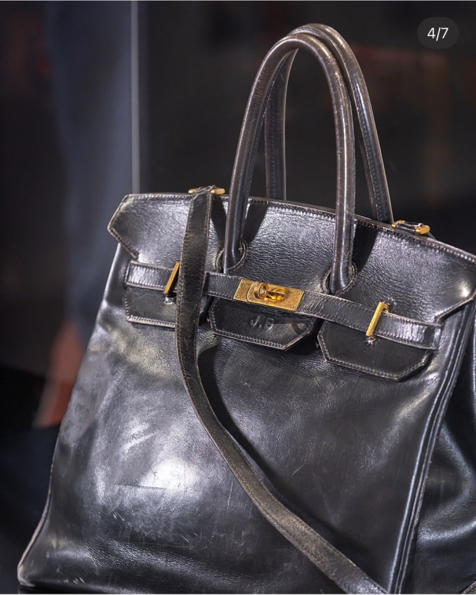 Ši originali „Birkin“ rankinė, priklausiusi aktorei Jane Birkin, aukcione Paryžiuje parduota už 8,6 mln. eurų.