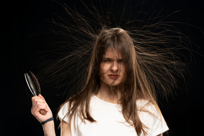 Plaukai žiemą elektrinasi? 6 kirpėjų patarimai, kaip suvaldyti pasišiaušusius plaukus