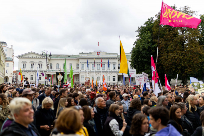 Sostinėje vyksta protestas prieš valdančiąją koaliciją: tūkstantinė minia susirinko prie Seimo