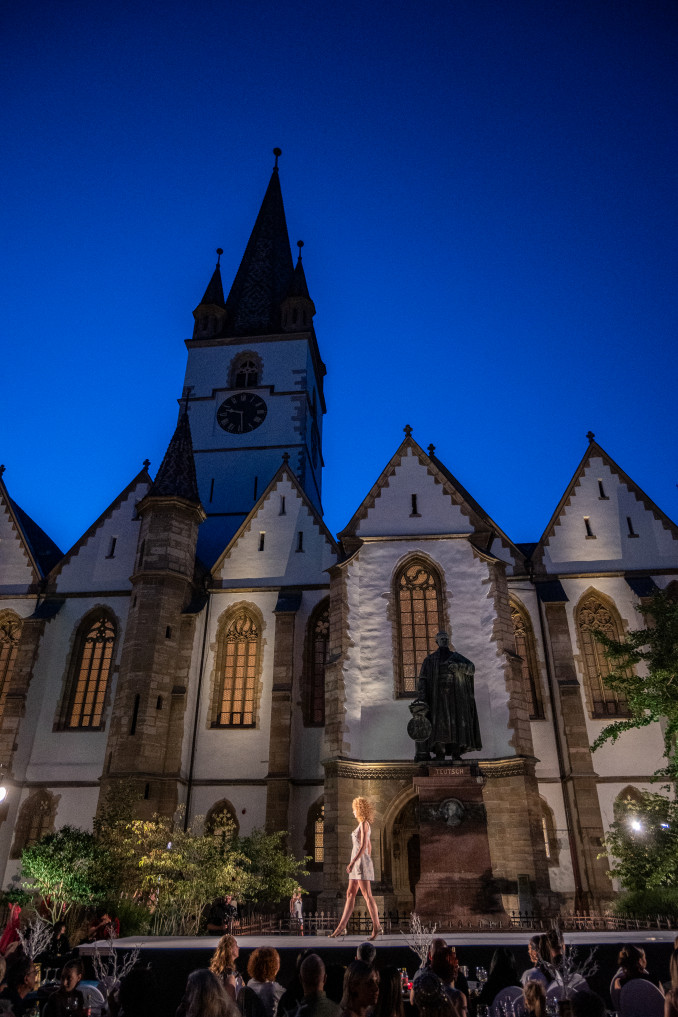 Dizainerė Milda Grikšaitė naujausią drabužių kolekciją pristatė Rumunijoje