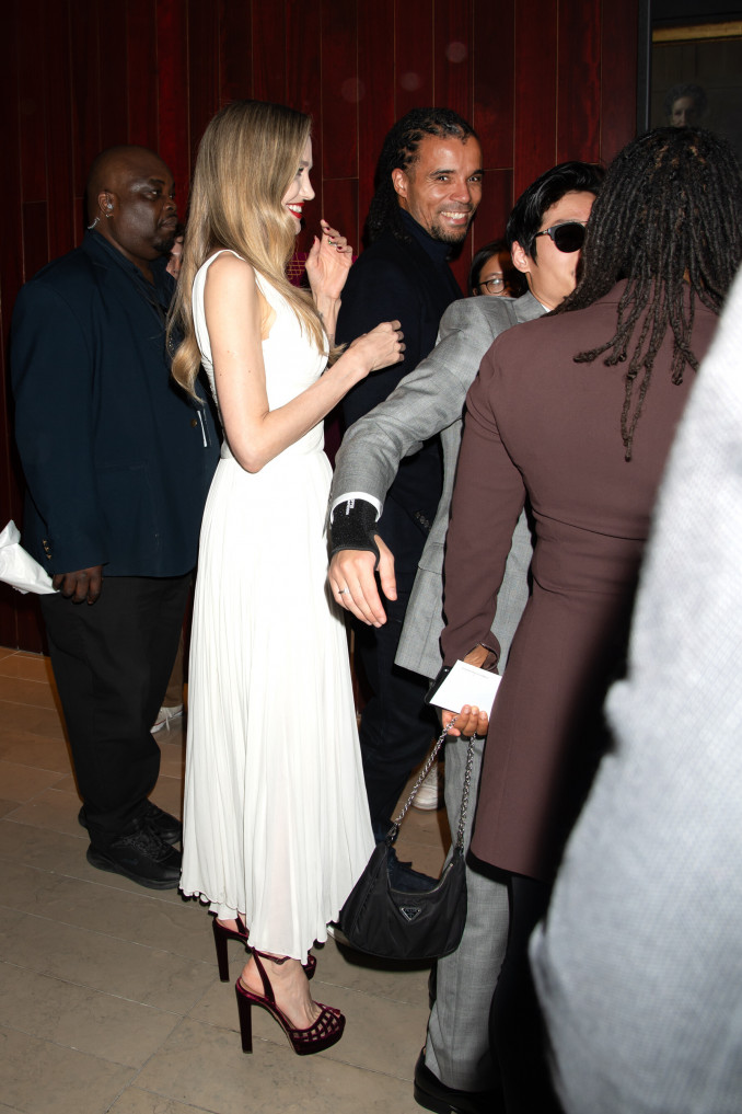 Angelina Jolie, Akala