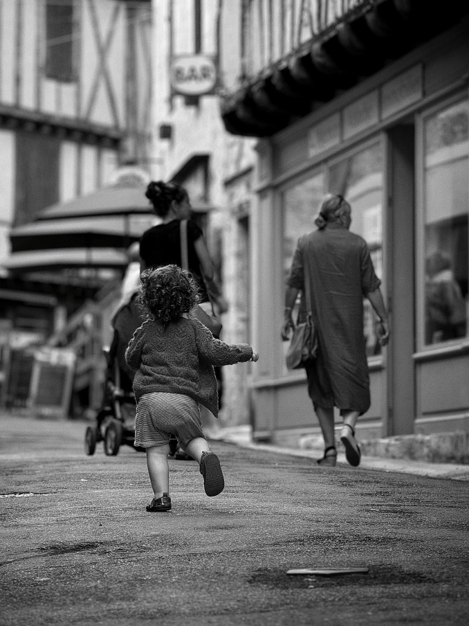 Maži dideli žingsniai. Issigeac, Dordogne, Prancūzija, 2024. iPhone 15 Pro Max © IPPAWARDS