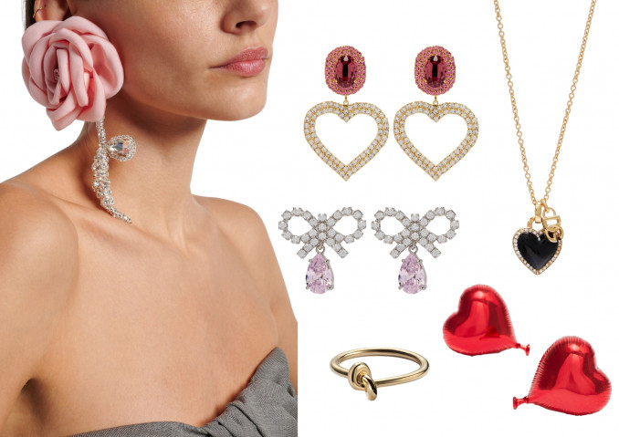 Rožės auskaras ir auskarai su kristalais dekoruotomis širdimis, „Magda Butrym“, auskarai su kaspinais, „Self-Portrait“, širdelės formos raudoni auskarai, „Oscar de la Renta“, žiedas, „Engelbert“, kaklo papuošalas, „Dolce & Gabbana“