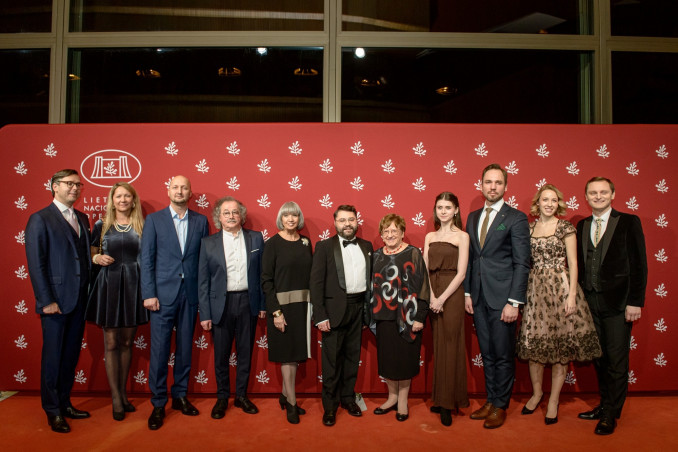 Metų solistai su rėmėjais