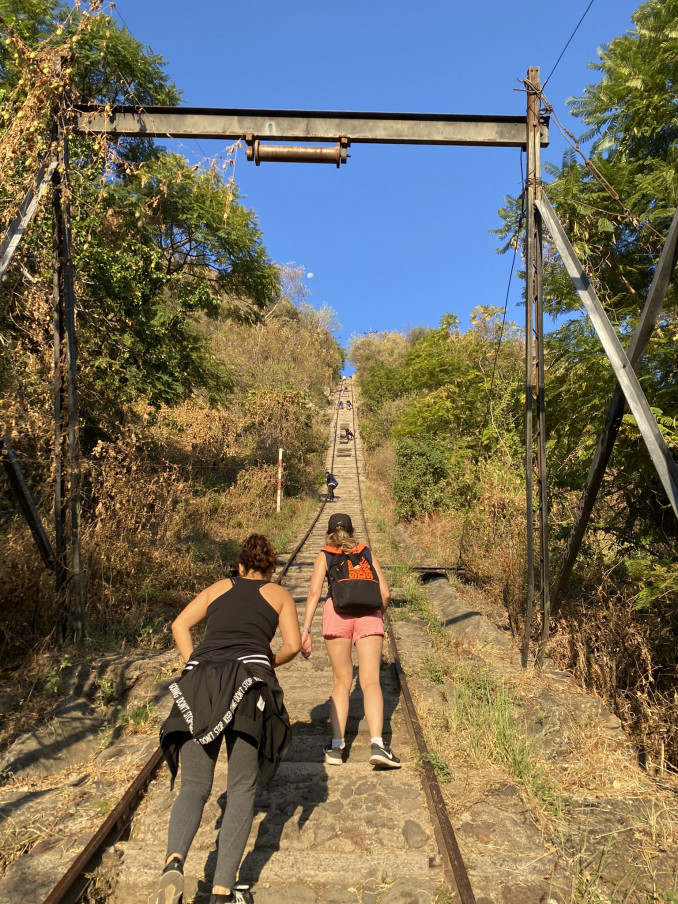 La Barranca de Huentitan. Kopimas stačiais apleistais bėgiais