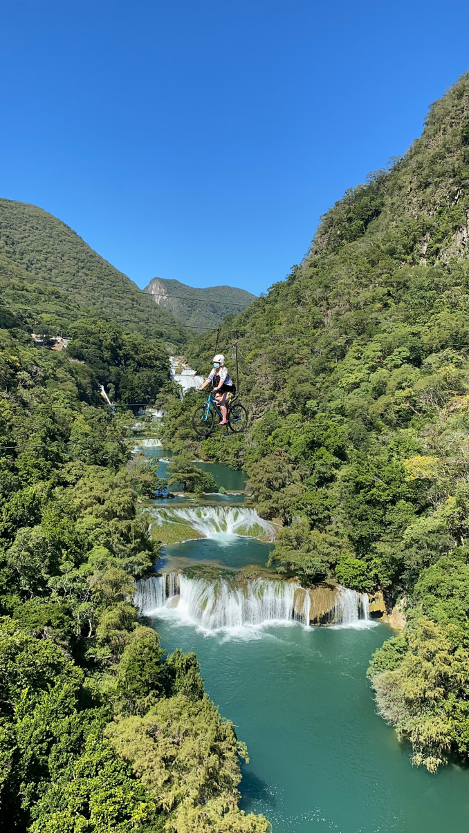Pasivažinėjimas dviračiu ore De Micos krioklių parke