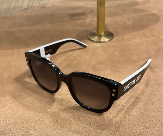 Dizainerio akiniai nuo saulės