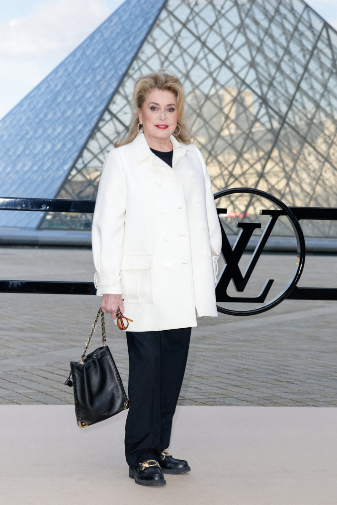 Aktorė Catherine Deneuve „Louis Vuitton“ kolekcijos pristatyme