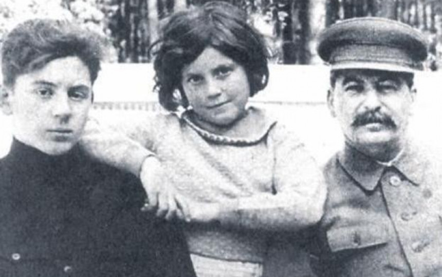 Дети василия сталина их судьба. Сталин с дочерью Светланой. Судьба детей Василия Сталина.