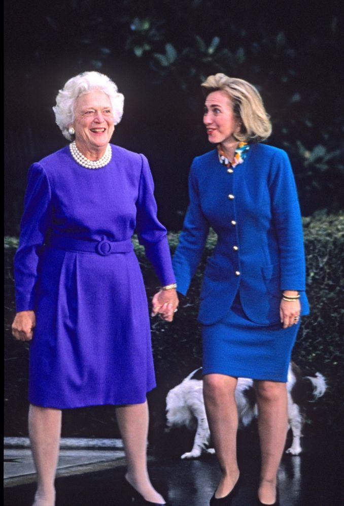 H. Clinton su pirmąja Amerikos ponia Barbara Bush (kairėje)