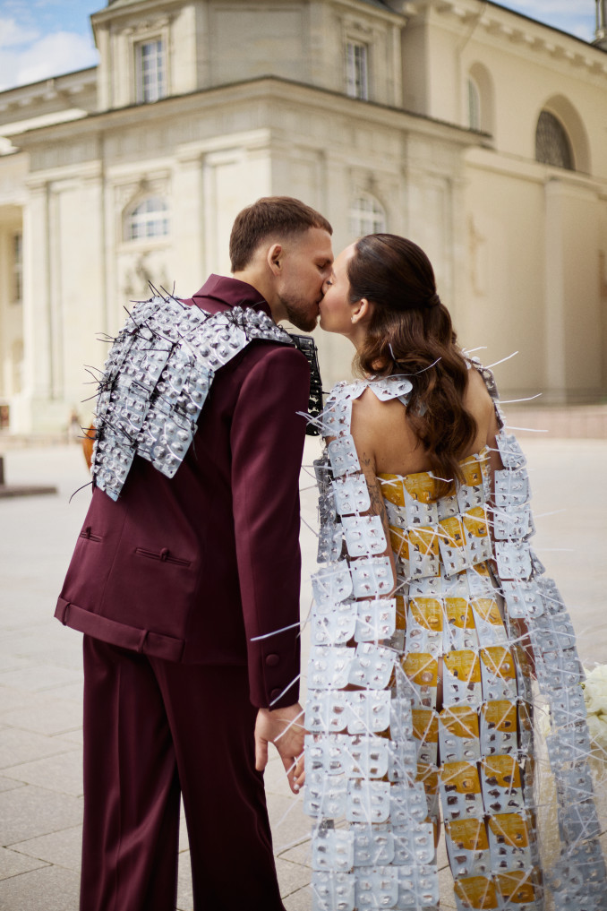 Vestuvės, kokių Lietuva dar neregėjo – jaunosios suknelė iš perdirbtų pakuočių