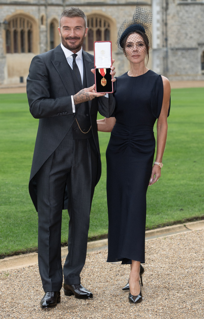 Dizainerė Victoria Beckham, vilkinti savo mados namų suknelę