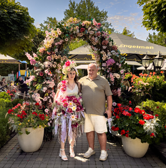 Floristas Modestas Vasiliauskas sukūrė suknelę iš ypatingų gėlių