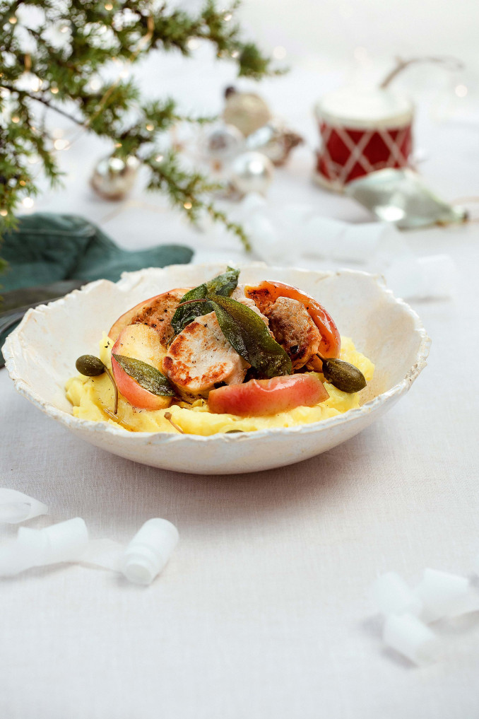 Kiaulienos išpjova su bulvių koše ir keptais obuoliais