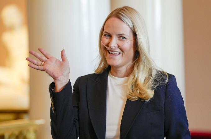 Norvegijos kronprincesė Mette Marit oficialiame renginyje pasirodė su deguonies aparatu