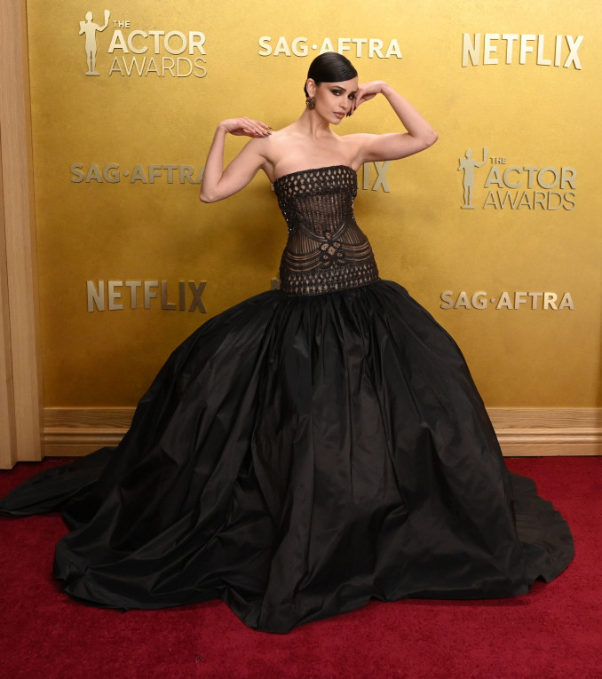 Aktorė Sofia Carson vilki „Elie Saab“ suknelę